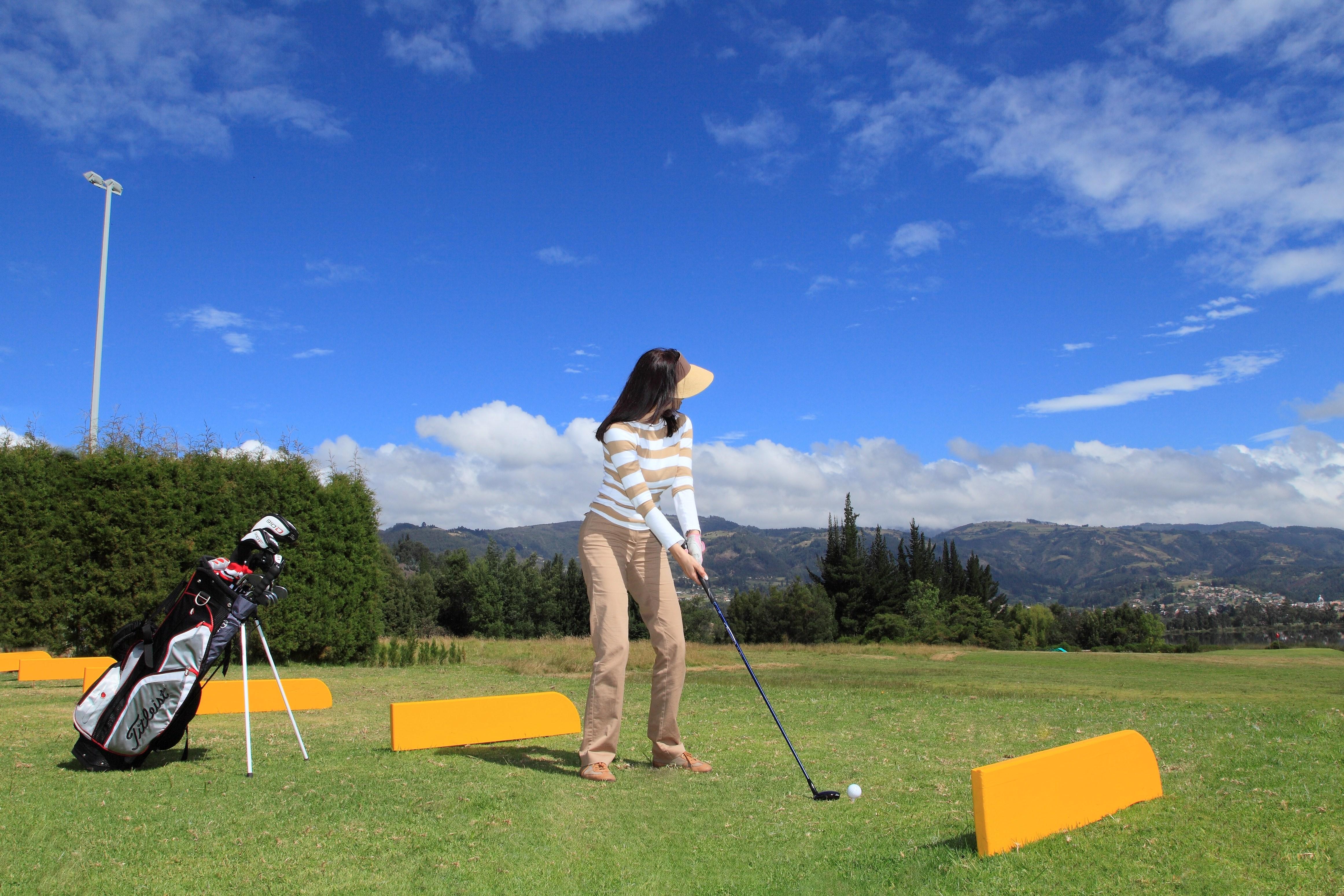 Estelar Paipa Hotel Spa & Y Centro De Convenciones 외부 사진 A player teeing off on the 1st hole