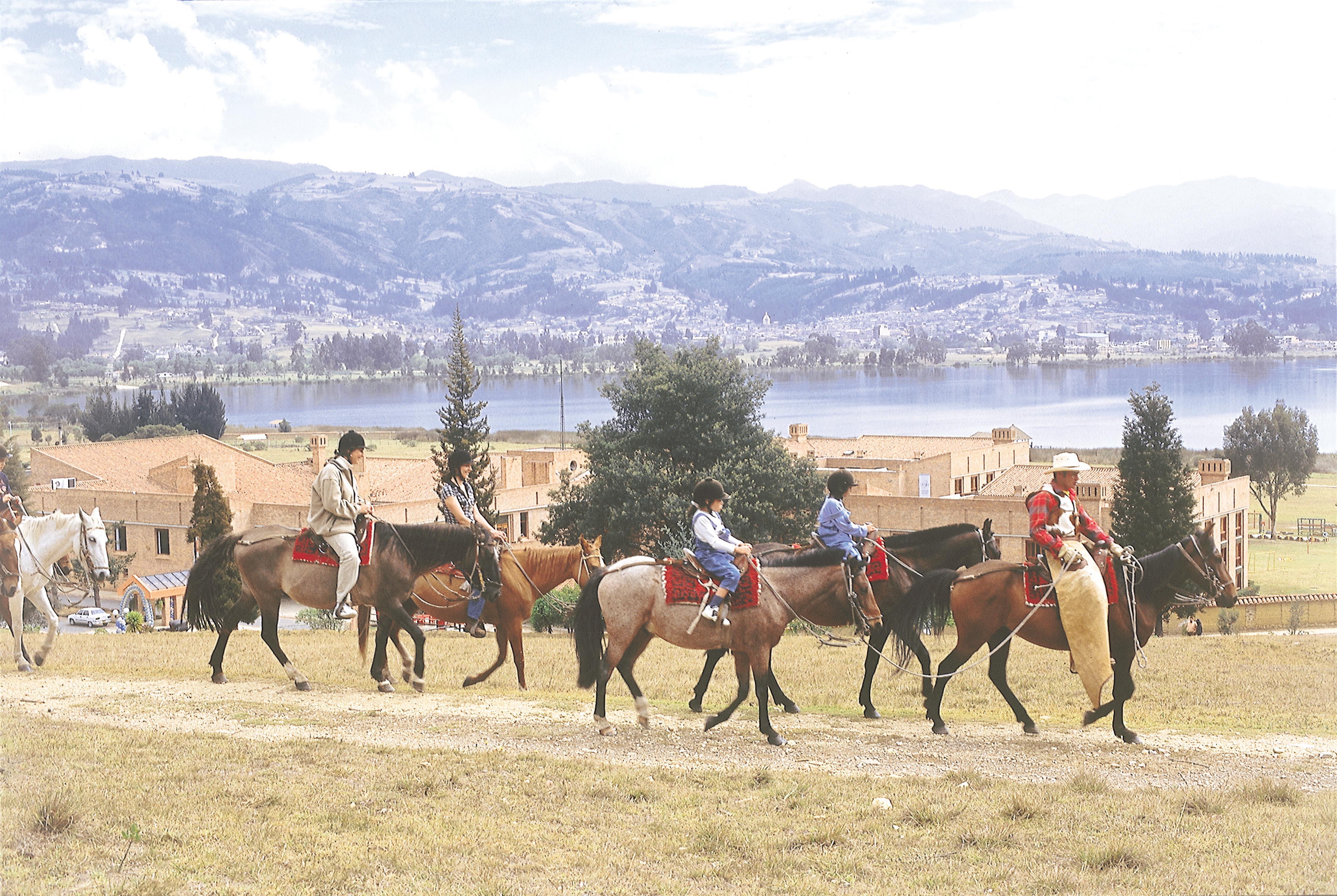 Estelar Paipa Hotel Spa & Y Centro De Convenciones 외부 사진 Horse riders at Taos Pueblo