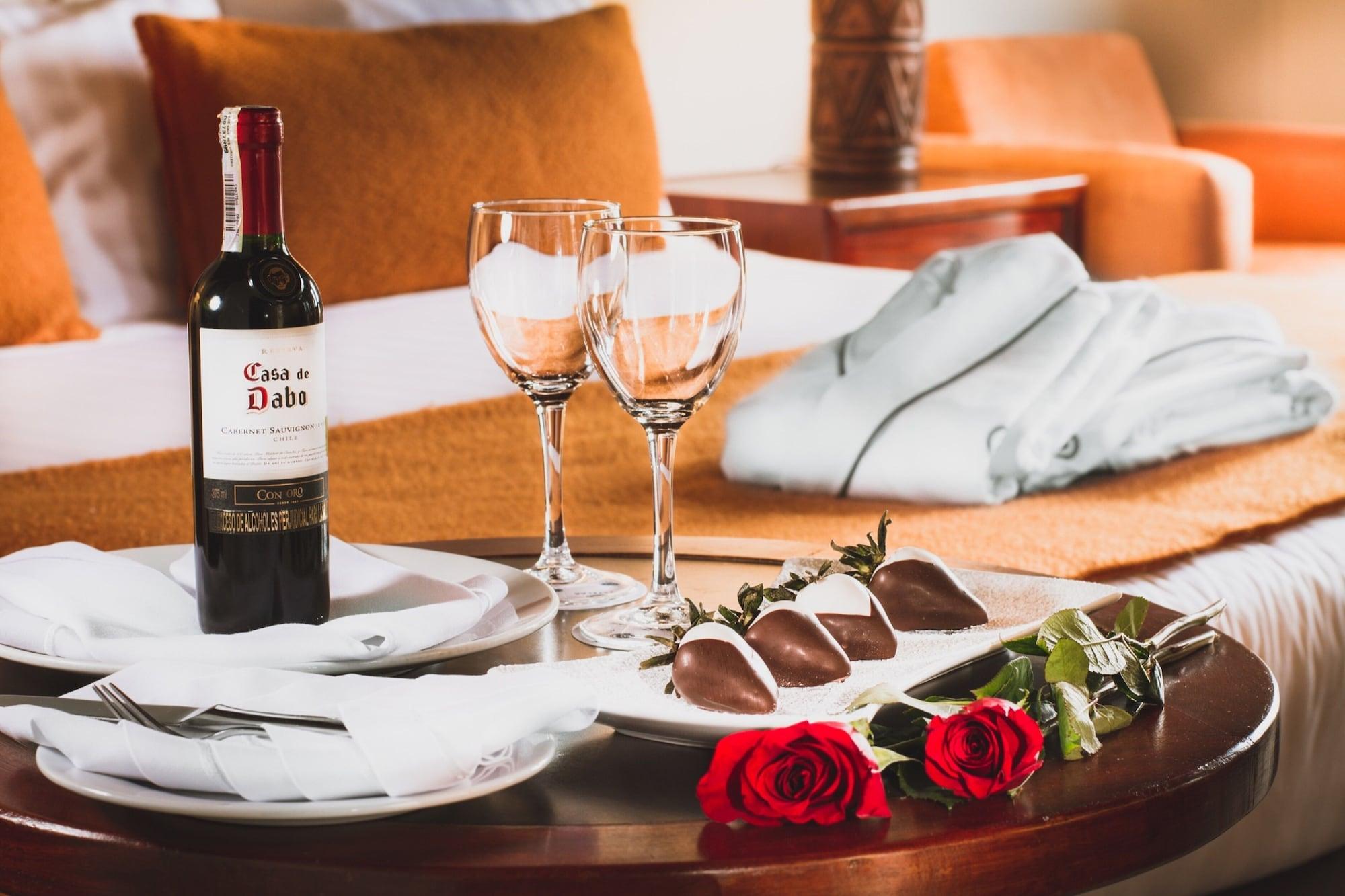 Estelar Paipa Hotel Spa & Y Centro De Convenciones 외부 사진 A bottle of wine and two wine glasses
