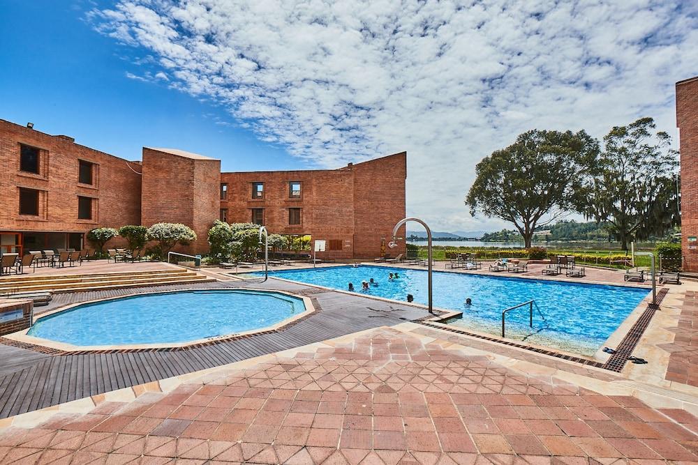 Estelar Paipa Hotel Spa & Y Centro De Convenciones 외부 사진 The swimming pool at the hotel