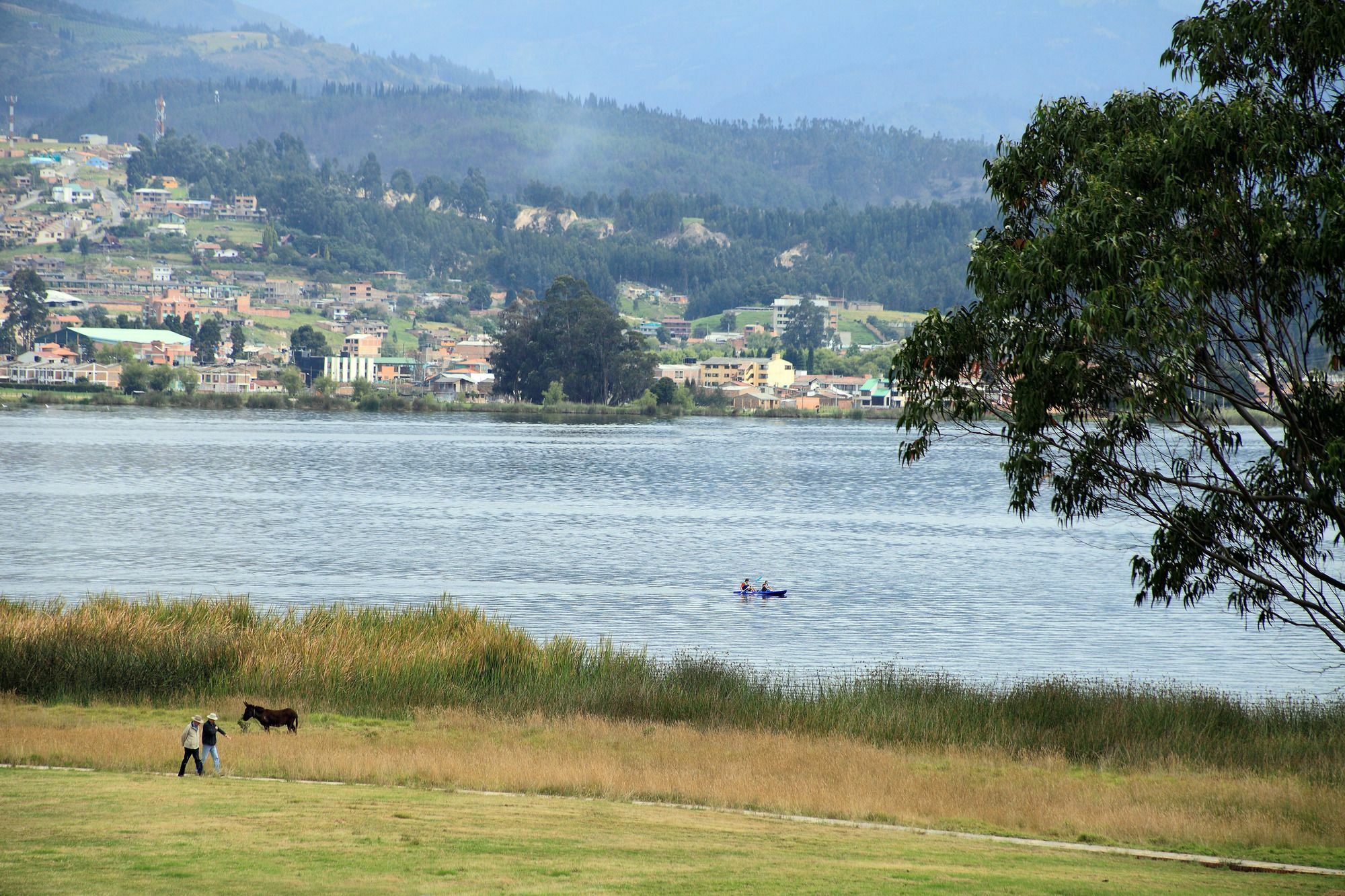 Estelar Paipa Hotel Spa & Y Centro De Convenciones 외부 사진 View of the town from the lake